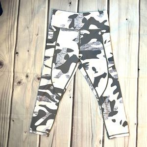 Gray Camo Pocket Light n Tight Hi-Rise Capri 20" - Zyia Active